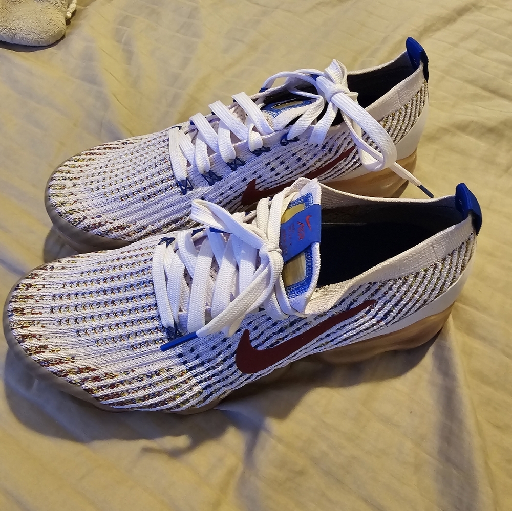 Tennis shoes